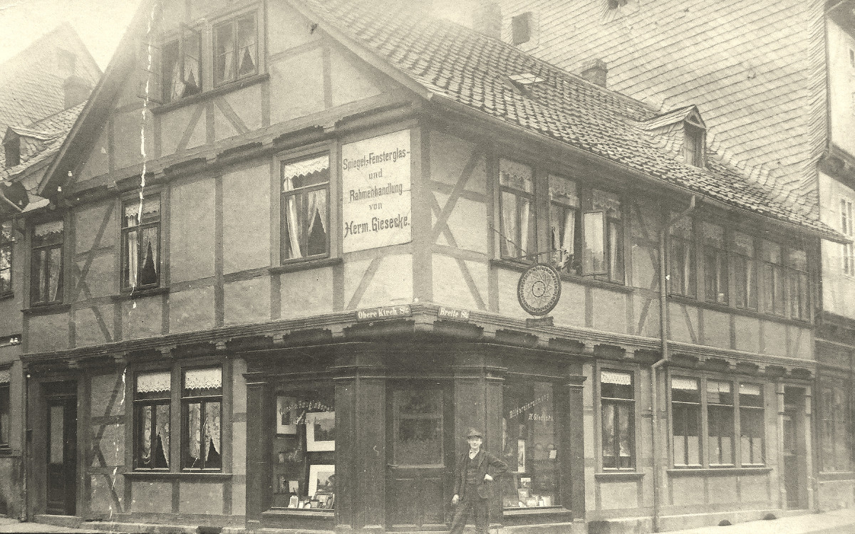 Schwarz-Weiß Bild des ursprünglichen Geschäfts der Glaserei Giesecke