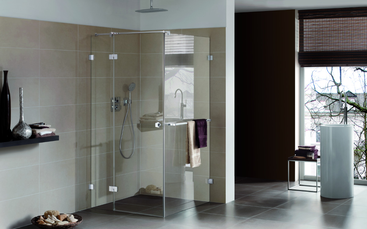 Komplett verglaste Dusche in minimalistisch eingerichtetem Badezimmer