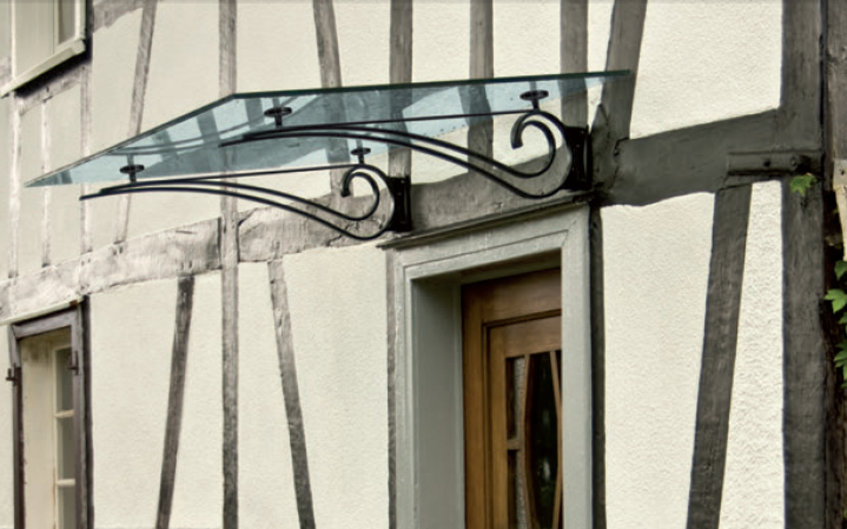 Rustikales Glasvordach im Eingangsbereich eines Hauses